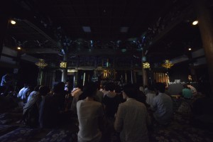 後方にイス席、他は座布団スタイル