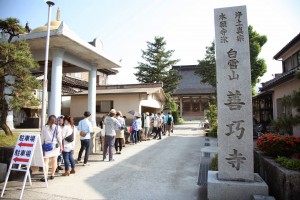 受付に並ぶお客さん