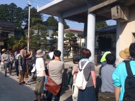 梵鐘の音を合図に受付開始